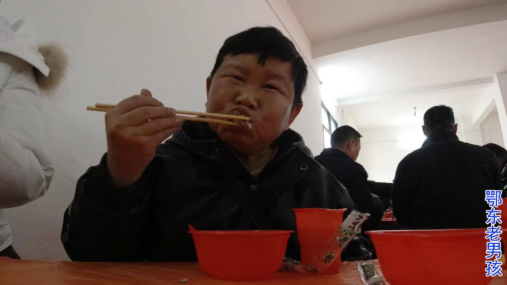 制衣厂吃年饭,老男孩应邀去蹭吃,还溜到车间去参观一下